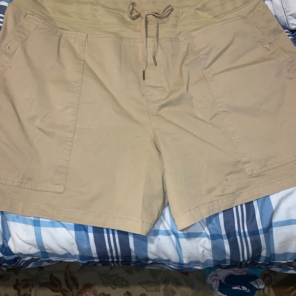 Shorts with elastic waist with draw strings - Picture 3 of 3